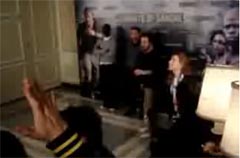 Imagen de la salida de DiCaprio mientras es abucheado por los periodistas gráficos, sacada del vídeo que grabó un periodista del 20Minutos